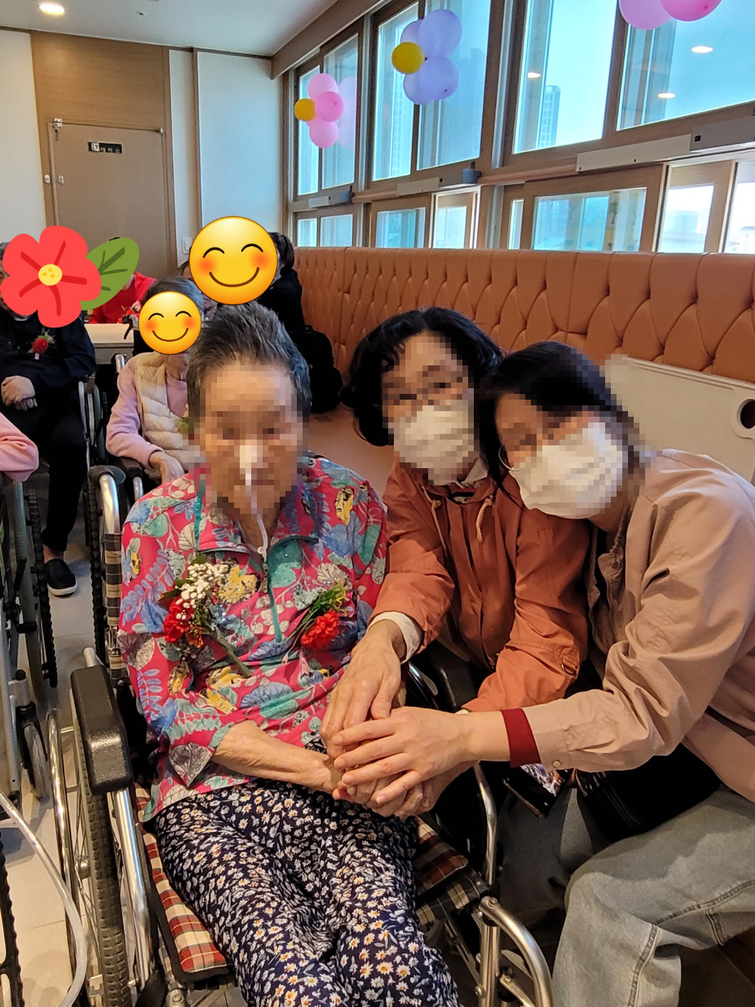 카네이션을 달고 웃는 어르신
